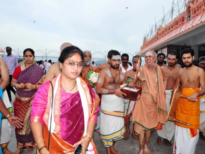 ఇంద్ర‌కీలాద్రిపై అర్చ‌క స‌భ‌... కంచి పీఠాధిప‌తి జ‌యేంద్ర స‌ర‌స్వ‌తి ఆశీర్వ‌చ‌నం...