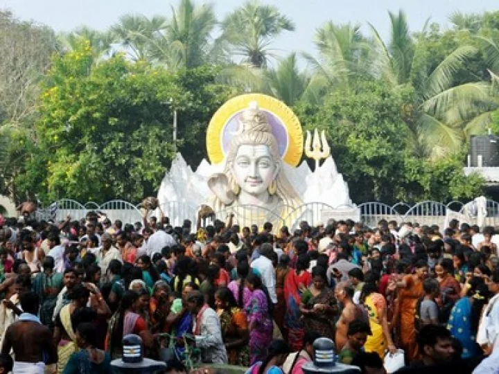 కార్తీక పౌర్ణమి... సముద్ర స్నానాలకు పోటెత్తిన భక్తులు
