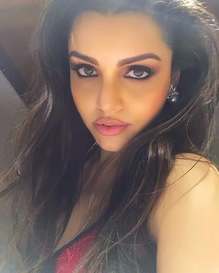 Kyra Dutt Item Song In Paisa Vasool