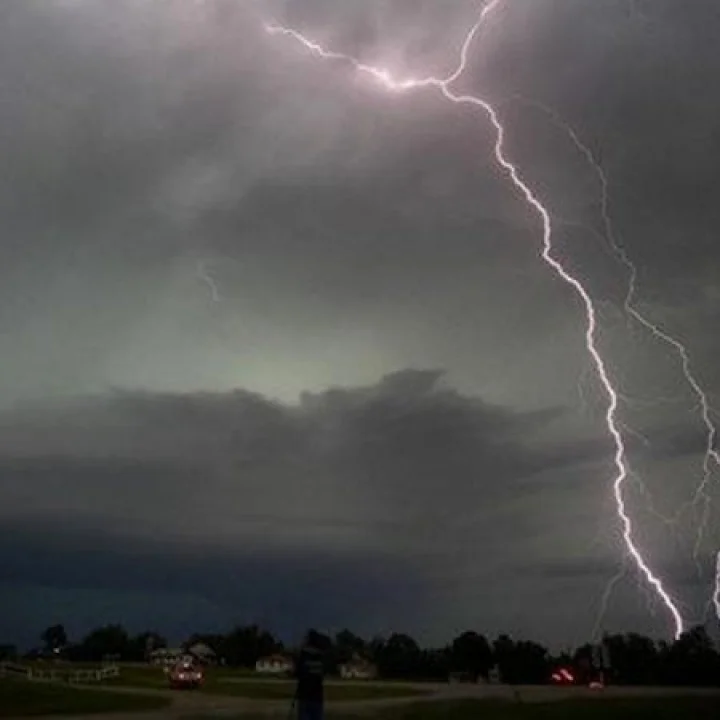 పిడుగుపాటుకు వ్యక్తి మృతి.. ఆకాశం నుంచి మెరుపు వేగంతో...