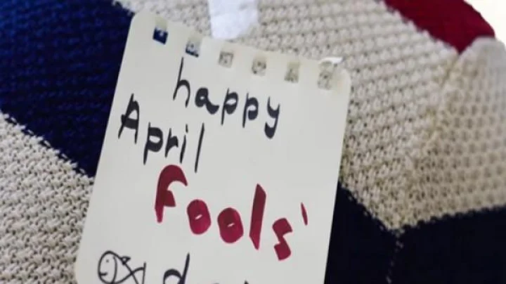 April Fools Day Pranks एप्रिल फूल बनवायचे 10 April Fools Best Ideas