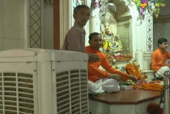 దేవుళ్ళకు ఉక్కపోత.. సిద్ధి వినాయకుడికి కూలర్ ఏర్పాటు...