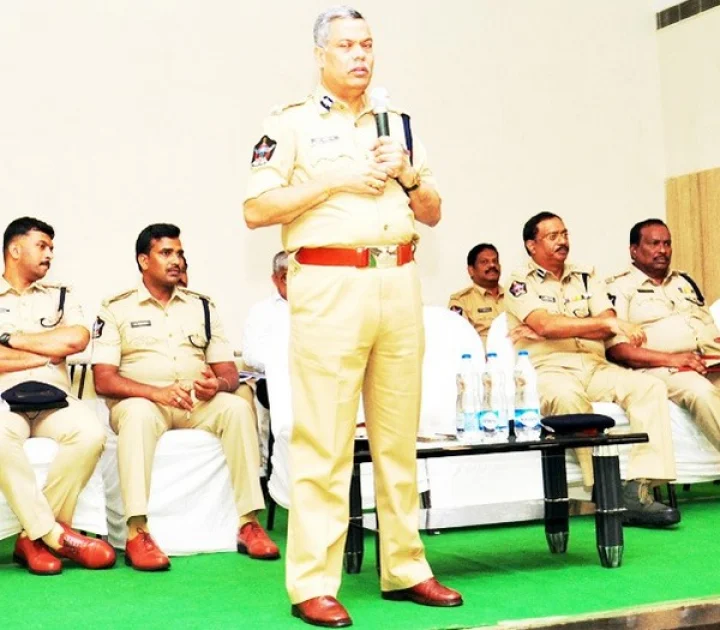 భ‌క్తుల ప‌ట్ల మ‌ర్యాద‌పూర్వ‌కంగా మెల‌గాలి : విజయవాడ సీపీ