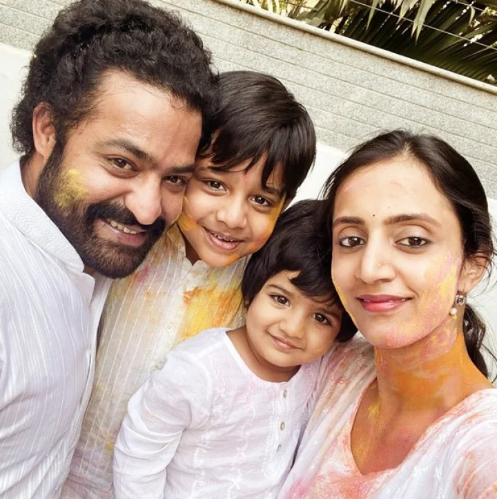 హోలీ సంబరాలు... ఒకే ఫ్రేములో జూనియర్ ఎన్టీఆర్ ఫ్యామిలీ