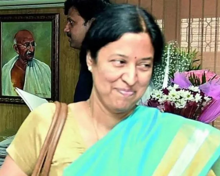 ఐఏఎస్ శ్రీలక్ష్మిపై అక్రమాస్తుల కేసును కొట్టేయొద్దు