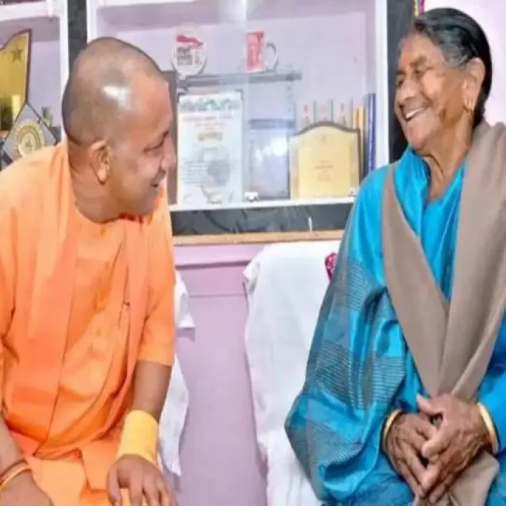 ఐదేళ్ల తర్వాత అమ్మను కలుసుకున్న సీఎం యోగి