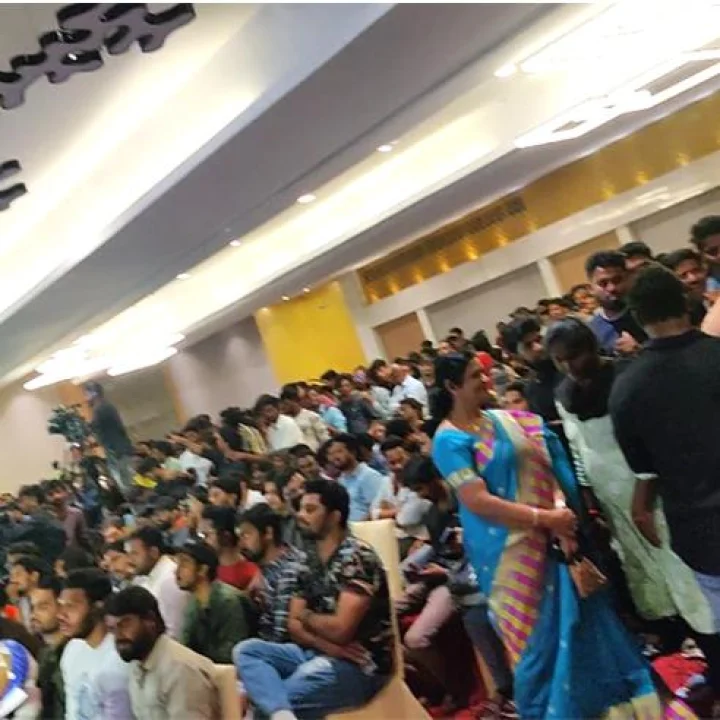 ఇలాంటి ప‌బ్లిసిటీ లాభ‌మా? న‌ష్ట‌మా?