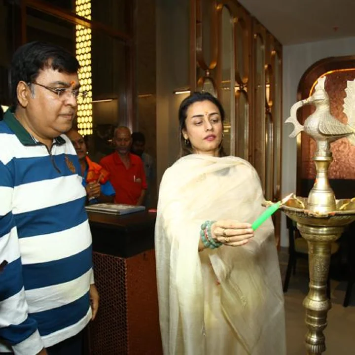 మినర్వా కాఫీ షాప్ ని ప్రారంభించిన నమ్రతా శిరోద్కర్