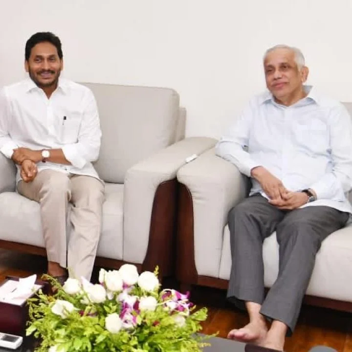 కొత్త గవర్నర్ దంపతులతో సీఎం జగన్ దంపతుల భేటీ