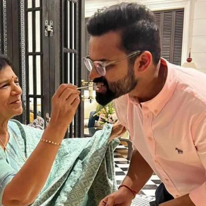 సాయి తేజ్ కు తీపి తినిపిస్తున్న కొణిదల సురేఖ