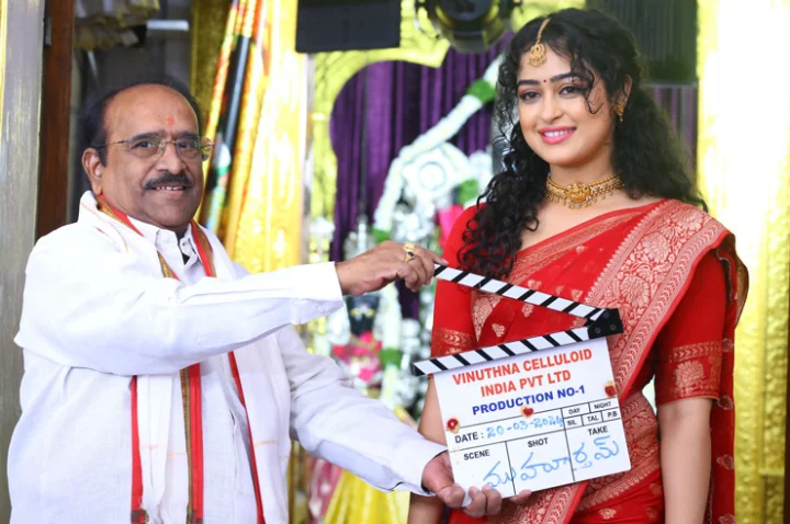 Paruchuri Gopalakrishna clapping on Apsara Rani