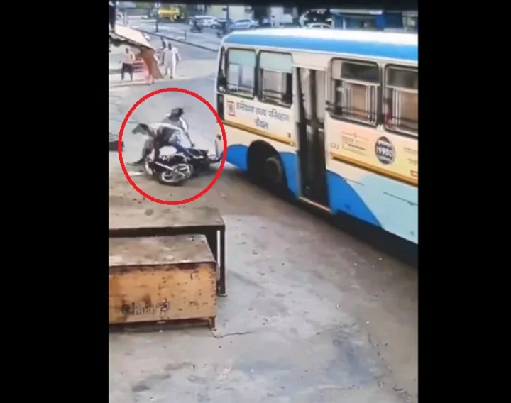 బైక్ పైన పారిపోతున్న చైన్ స్నాచర్స్‌ను బస్సుతో ఢీకొట్టిన డ్రైవర్ - video