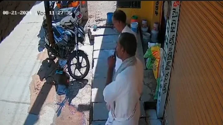 विडी ओढण्याचा छंद पडला महागात, आंध्रप्रदेश मध्ये अनेक दुकाने व वाहनांना आग