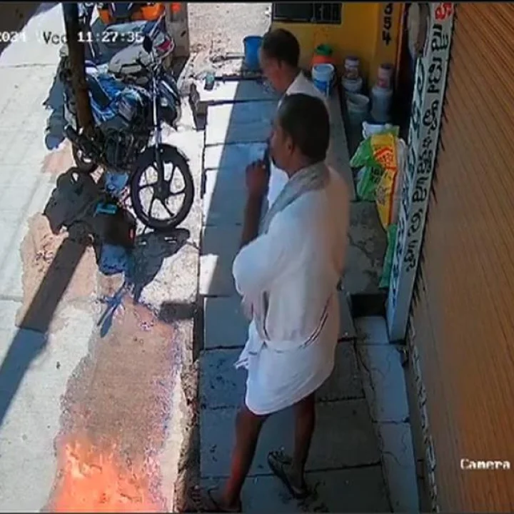 બીડી સળગાવીને ફેંકી માચિસ, જમીન પર લાગી આગ વીડિયો જોઈને હોંશ ઉડી જશે