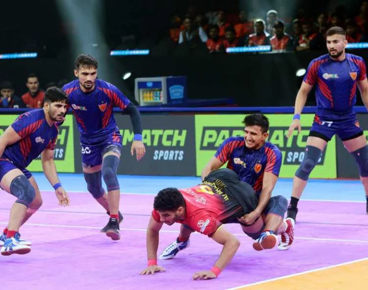 ప్రొ కబడ్డీ లీగ్‌ సీజన్‌ 11: ఎట్టకేలకు బెంగళూర్‌కు ఓ విజయం, 34-32తో దబంగ్‌ ఢిల్లీపై పైచేయి