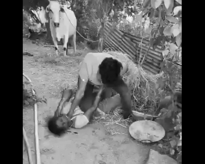 ప్రేమకు అడ్డుగా ఉందని యువతి తల్లిపై ప్రేమోన్మాది దాడి.. గొంతు పిసికి చంపడానికి యత్నం (Video)