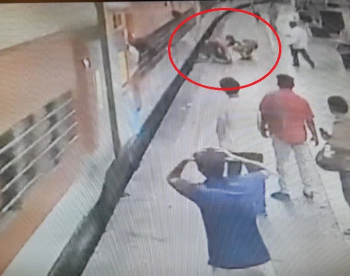 A woman felldown at moving train