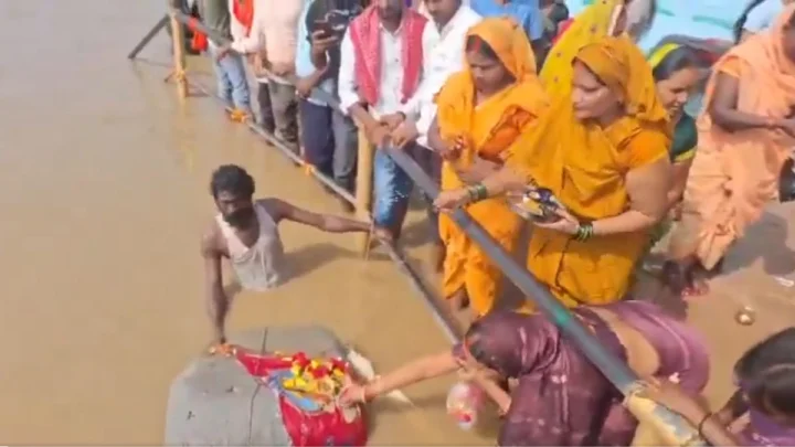 women worshipping to floating stone