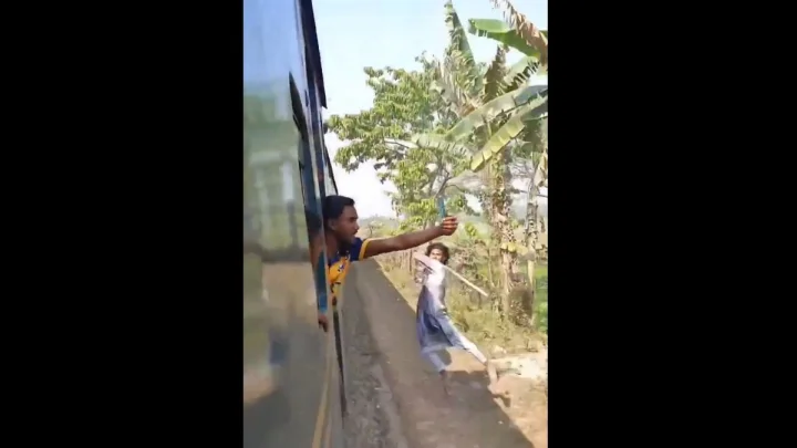 సెల్ఫీ కోసం కదిలే రైలు నుంచి ఫోన్ బైట పెట్టాడు, ఒకే ఒక్క దెబ్బతో సెల్ ఎగిరిపడింది (video)