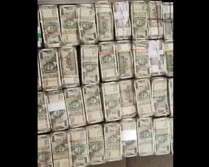 కస్టమర్ల పేరుపై 3 కోట్లు లోన్ తీసుకుని బ్యాంక్ మేనేజర్ పరార్