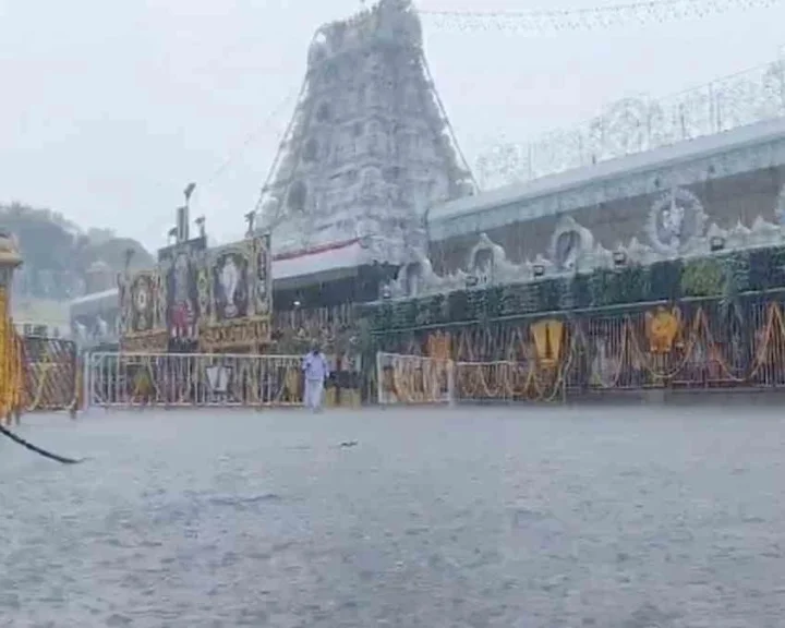 తిరుమలలో 3 గంటల పాటు భారీ వర్షం.. ఇబ్బందులకు గురైన భక్తులు