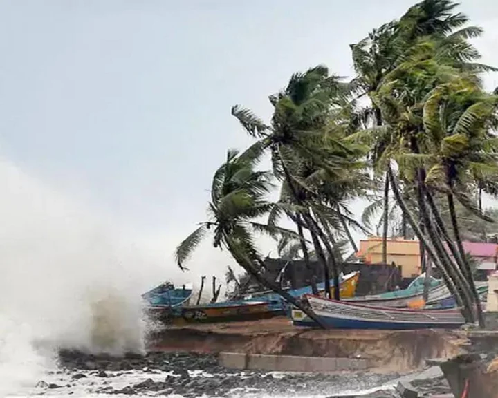 దూసుకొస్తున్న మొంథా : కాకినాడ పోర్టులో ఏడో ప్రమాద హెచ్చరిక