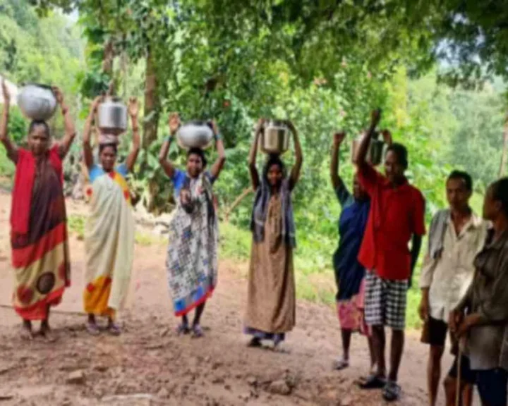 మొంథా తుఫాను: అనకాపల్లి గిరిజనుల నీటి కష్టాలు.. భారీ వర్షంలో కాలువ నుంచి తాగునీరు