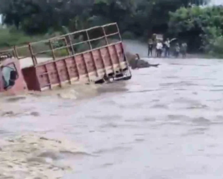 Khammam: మొంథా ఎఫెక్ట్.. నిమ్మవాగు వాగులో కొట్టుకుపోయిన డీసీఎం.. డ్రైవర్ గల్లంతు