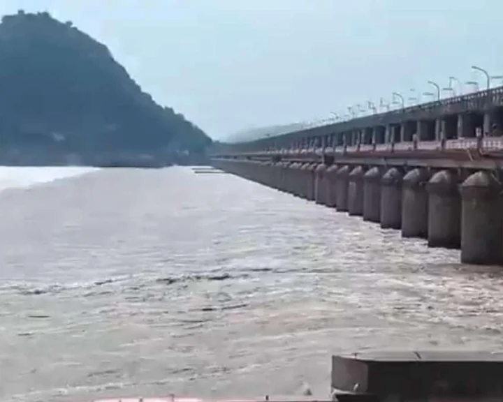 కృష్ణా నదికి భారీ వరద, ప్రకాశం బ్యారేజీ వద్ద 2వ ప్రమాద హెచ్చరిక కృష్ణా నదికి భారీ వరద, ప్రకాశం బ్యారేజీ వద్ద 2వ ప్రమాద హెచ్చరిక