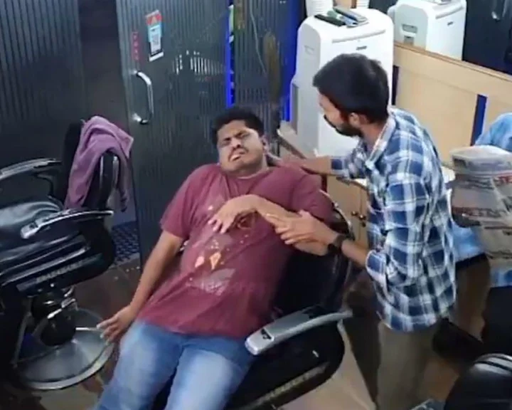 బార్బర్ షాపులో వ్యక్తికి మెడ తిప్పుతూ మసాజ్, పక్షవాతం వచ్చేస్తుందా? (video)