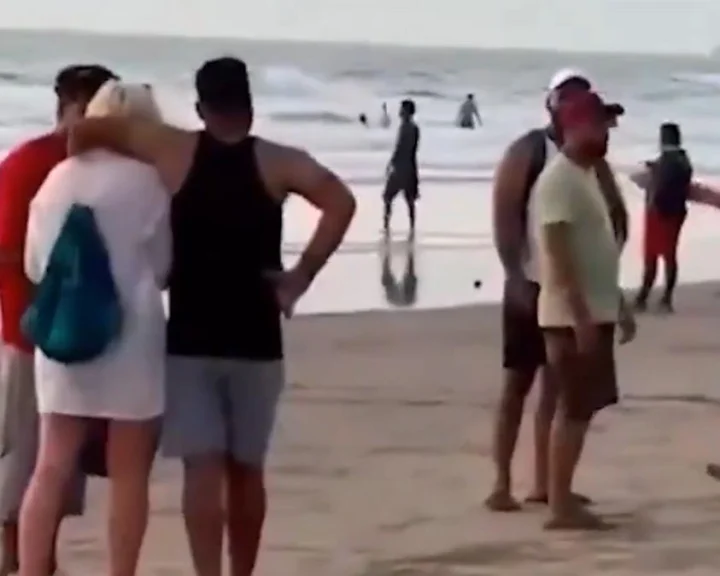 గోవా బీచ్‌లో విదేశీ యువతులను అసభ్యంగా తాకుతూ స్థానిక యువకులు (video)