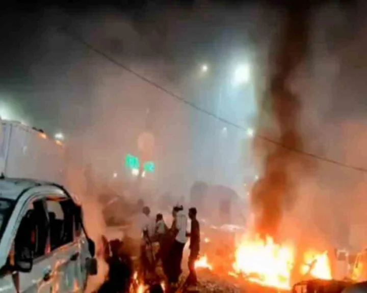 Delhi: ఢిల్లీలోని ఎర్రకోట మెట్రో స్టేషన్ గేట్ నంబర్ 1 వద్ద పేలుడు- 8మంది మృతి (video)