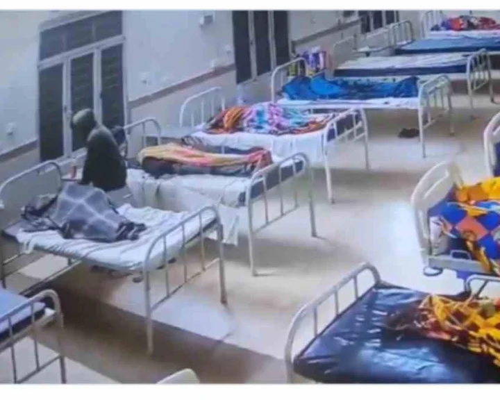అరకు లోయ ఆస్పత్రిలో రోగుల సెల్ ఫోన్లు కొట్టేసిన వ్యక్తి-వీడియో వైరల్