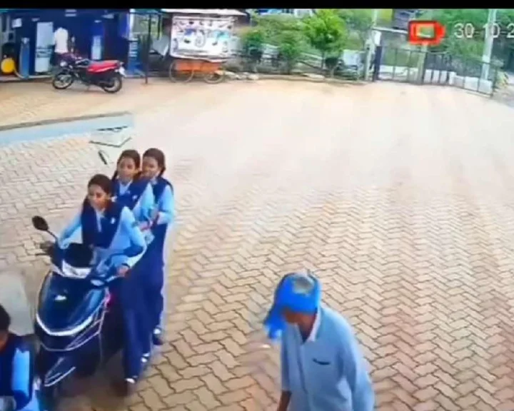 స్కూటీ మీద స్కూలు పిల్లలు, గుద్దేశారు, వీళ్లకి డ్రైవింగ్ లైసెన్స్ వుందా? (video)