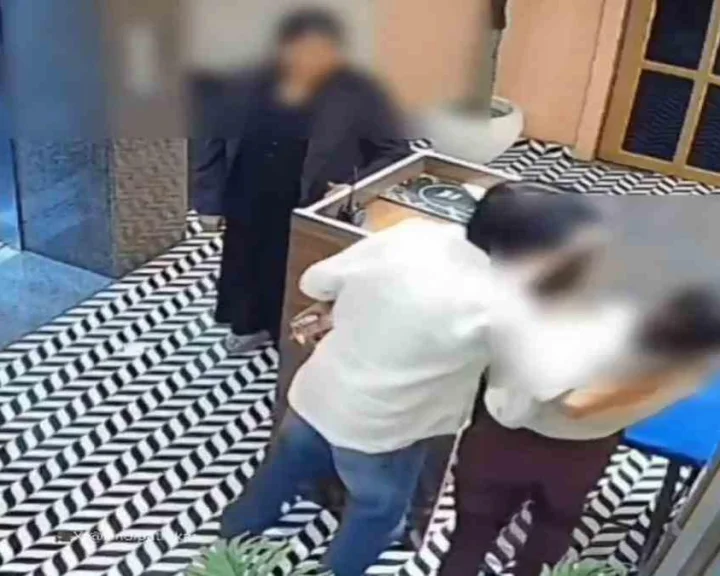 బార్‌లో పని.. మహిళా ఉద్యోగిని కౌగిలించుకుని ముద్దు పెట్టుకోబోయాడు.. (video)