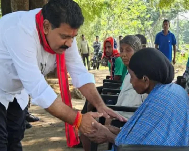 హిడ్మా తల్లితో భోజనం చేసిన ఛత్తీస్‌గఢ్ ఉప ముఖ్యమంత్రి.. వారం రోజుల్లో హిడ్మా హతం