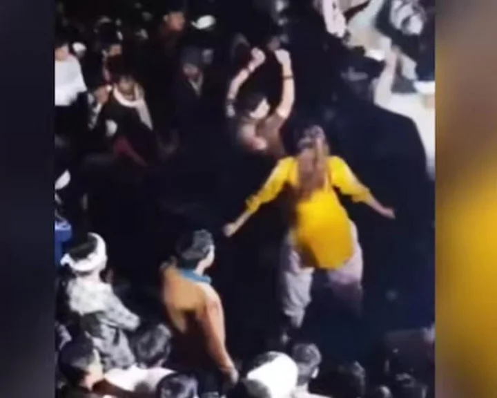 స్టేజ్‌పై డ్యాన్సర్ పట్ల అసభ్య ప్రవర్తన.. నో చెప్పిన డ్యాన్సర్‌పై కర్రలతో దాడి...