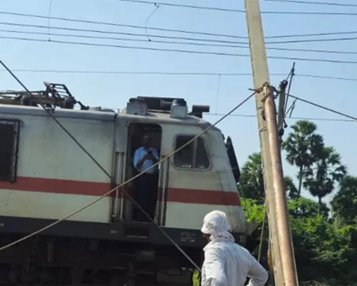 ఒరిగిపోయిన విద్యుత్ పోల్... టాటా నగర్ ఎక్స్‌ప్రెస్‌కు  తప్పిన పెను ప్రమాదం