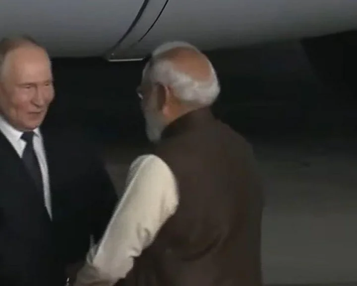 Putin: ఢిల్లీలో ల్యాండ్ అయిన రష్యా అధ్యక్షుడు పుతిన్, స్వాగతం పలికిన ప్రధాని మోడి