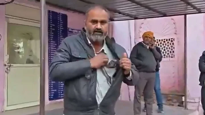 viral video, ఇదిగో ఈ పామే నన్ను కాటేసింది, చొక్కా జిప్ తీసి నాగుపామును బైటకు తీసాడు, ద్యావుడా