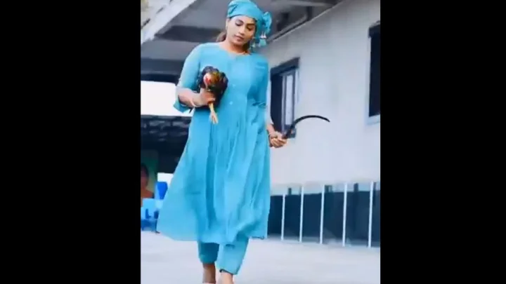viral video, దివ్వెల మాధురి కుడిచేతిలో పుంజు, ఎడమ చేతిలో కత్తి