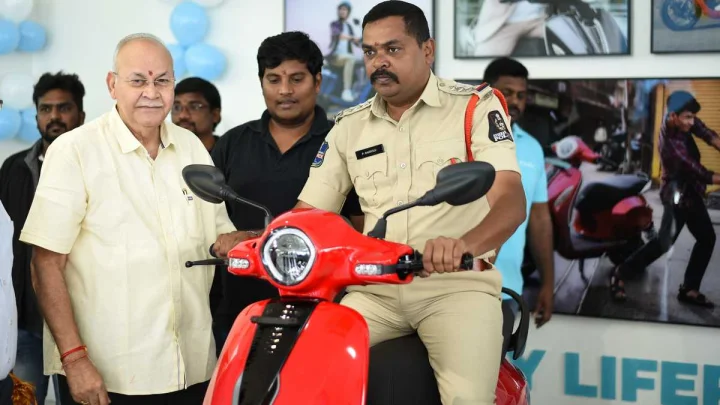 తమ బేగంపేట షోరూమ్‌లో చేతక్ C25 ను విడుదల చేసిన సిద్ది వినాయక బజాజ్
