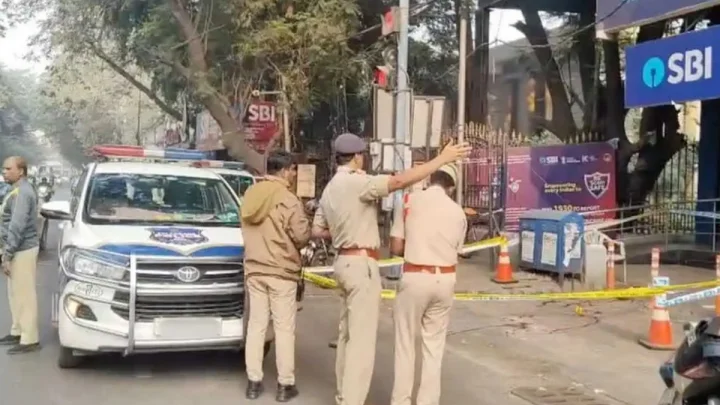 కోఠి బ్యాంక్ స్ట్రీట్‌లో కాల్పుల కలకలం - రూ.6 లక్షల దోపిడీ