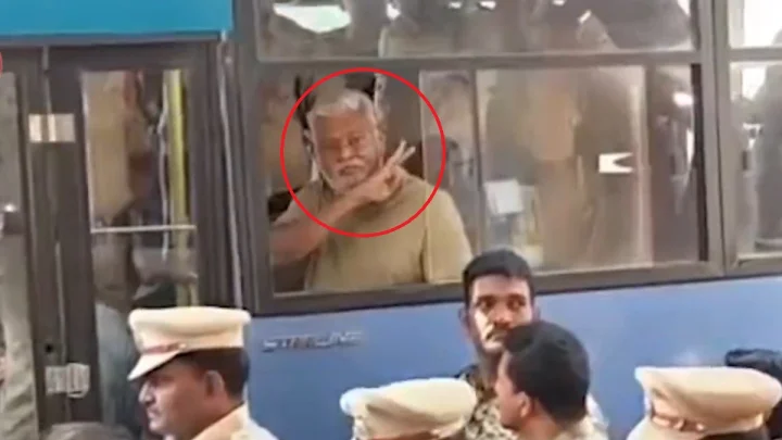 పుష్పలా మారిన అంబటి రాంబాబు, తగ్గేదే ల్యా అంటూ పోలీసు వాహనం నుంచి సిగ్నల్స్