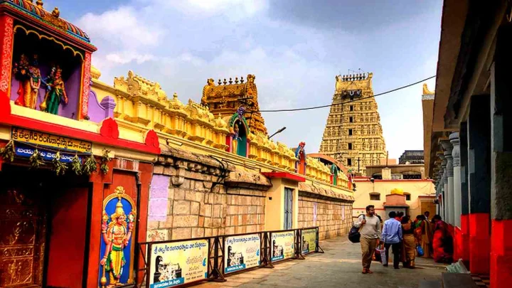 తల్పగిరి ఆలయానికి కానుకగా రూ.60లక్షల విలువైన బంగారం, వెండి కిరీటాలు