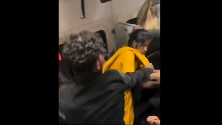 భార్యను బూతులు తిట్టిన మహిళను చెప్పుతో కొట్టిన భర్త, వీడియో