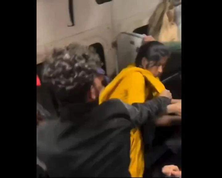 భార్యను బూతులు తిట్టిన మహిళను చెప్పుతో కొట్టిన భర్త, వీడియో