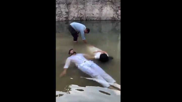 ప్రి-వెడ్డింగ్ ఫోటోషూట్ పిచ్చి పీక్స్, చచ్చినట్లు నీళ్లలో పడివున్న వరుడు, వధువు