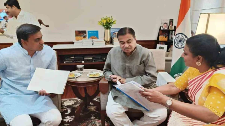 నితిన్ గడ్కరీ ముందు కూర్చున్న ఆర్కే రోజా.. వెనక నిలబడిన తనుజ.. ఎందుకు?