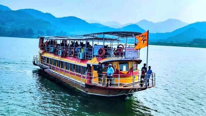 పాపికొండలకు సందర్శకుల తాకిడి.. గోదావరి నదిలో మొసళ్లు.. చేపల వేట